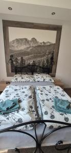 コシチェリスコにあるCozy Apartment in Kościelisko with Mountain Viewの壁に絵が飾られたベッドのある寝室 +48枚の写真