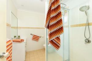 y baño con ducha y cabina de ducha acristalada. en Walk to the Beach in Central Location, en Mollymook 25 fotos más