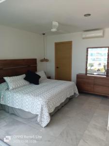 une chambre avec un lit et une fenêtre dans l'établissement Condominios Acqua, Nuevo Vallarta, à Nuevo Vallarta 23 autres photos