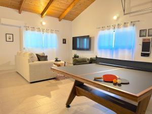 una sala de estar con una mesa de ping pong en NEW LISTING, Near Yosemite South Gate entrance and town, King bed, Hot Tub, BBQ, Firepit & Mountain Views, en Oakhurst