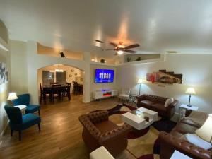 Μια τηλεόραση ή/και κέντρο ψυχαγωγίας στο Jacuzzi Pool Home & Casita WiFi AC TVs RV Boat parking