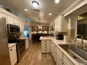 Η κουζίνα ή μικρή κουζίνα στο Jacuzzi Pool Home & Casita WiFi AC TVs RV Boat parking