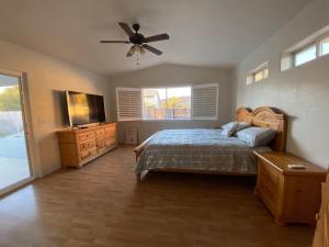 Ένα ή περισσότερα κρεβάτια σε δωμάτιο στο Jacuzzi Pool Home & Casita WiFi AC TVs RV Boat parking +108 φωτογραφίες