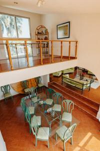 Una habitación con balcón con mesa y sillas. en Large House with Pool in Yautepec, 4 Bedrooms, en Yautepec