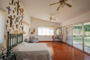 Una sala de estar con una cama y un ventilador de techo. en Large House with Pool in Yautepec, 4 Bedrooms, en Yautepec 43 fotos más