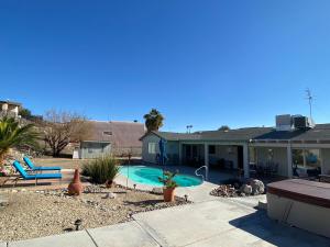 Πισίνα στο ή κοντά στο Jacuzzi Pool Home & Casita WiFi AC TVs RV Boat parking