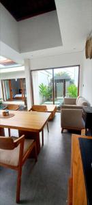 a living room with tables and a couch at La Reina villa in Ubud