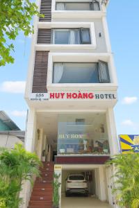 a large white building with a hvy hoc hotel at Huy Hoàng Hotel Đà Nẵng in Da Nang