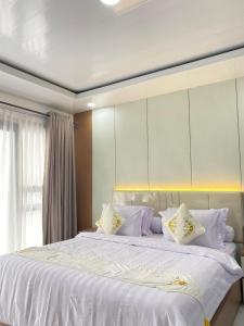 a bedroom with a large bed with white sheets and pillows at Gayo Belangi Resort in Tretet +20 photos