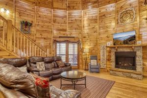 赛维尔维尔Declan's View - Cozy 1 bedroom with Game room and Great Mountain Views! cabin的配有皮革家具和壁炉的客厅