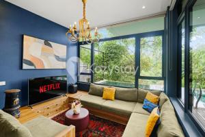 un salon avec un canapé et une télévision dans l'établissement Marjara Villa by Kozystay - Dago, à Ciburial