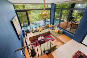 - un salon avec un lustre dans l'établissement Marjara Villa by Kozystay - Dago, à Ciburial