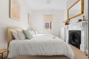 Postel nebo postele na pokoji v ubytování Olde' Haven - Federation Charm close to CBD