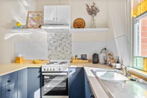 Kuchyň nebo kuchyňský kout v ubytování Olde' Haven - Federation Charm close to CBD + 9 fotografií