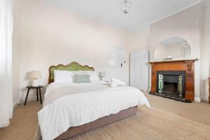 Postel nebo postele na pokoji v ubytování Olde' Haven - Federation Charm close to CBD