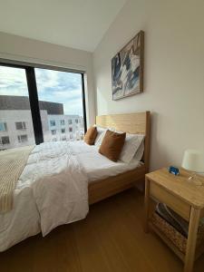 Un dormitorio con una cama y una ventana grande. en Thrive Nest, en San Francisco 9 fotos más