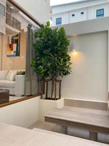 Ban Thai Don (1)にあるSwan, Private Pool Villa Bangsaenの鉢植えのベンチ