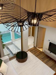 Ban Thai Don (1)にあるSwan, Private Pool Villa Bangsaenの大きな天井のあるリビングルーム
