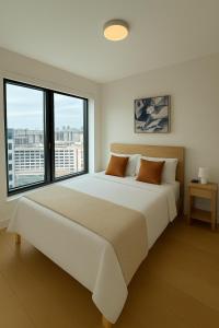 1 dormitorio blanco con 1 cama grande y ventanas en Thrive Nest, en San Francisco