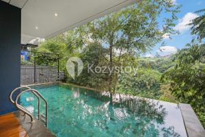 une image d'une piscine dans une maison dans l'établissement Marjara Villa by Kozystay - Dago, à Ciburial