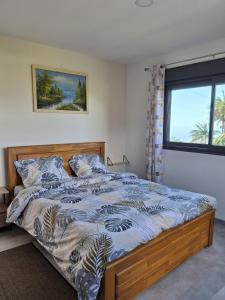 勒唐蓬Ambavilla sea and mountain view的一间带大床的卧室，带窗户