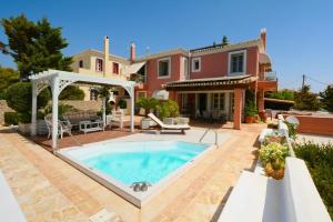 une maison avec une piscine devant une maison dans l'établissement Aemilianus Nest Cottage, à Loutrá Kounoupélli