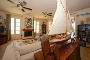 - un salon avec un voilier sur une table dans l'établissement Aemilianus Nest Cottage, à Loutrá Kounoupélli