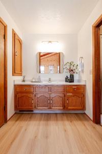 un baño con lavabo y espejo en NEW LISTING, Near Yosemite South Gate entrance and town, King bed, Hot Tub, BBQ, Firepit & Mountain Views, en Oakhurst