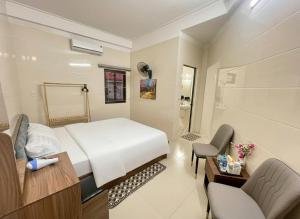 a hotel room with a bed and a bathroom at Hana House in Kỳ Lừa +9 photos