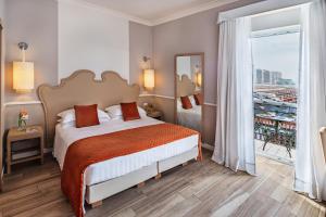 una camera d'albergo con letto e balcone di Starhotels Terminus a Napoli