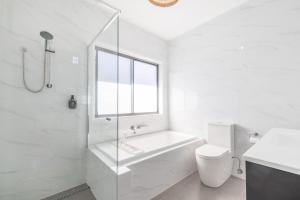 Koupelna v ubytování 6A Hough Street - Sophisticated pet friendly home with air con, wi-fi and linen provided + 20 fotografií