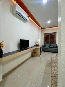 Televiisor ja/või meelelahutuskeskus majutusasutuses เดอะ 197 รีสอร์ท