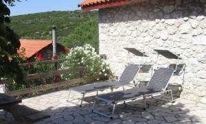 レオニディオにあるSteinhaus In Leonido Mit Parkplatzのパティオに座る椅子