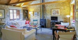 レオニディオにあるSteinhaus In Leonido Mit Parkplatzの白い家具と石壁のリビングルーム