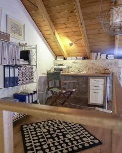 レオニディオにあるSteinhaus In Leonido Mit Parkplatzのキッチン(デスク、椅子付)