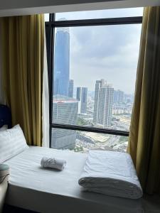 Postel nebo postele na pokoji v ubytování AXON Suites Near Bukit Bintang by Peak Pavilion