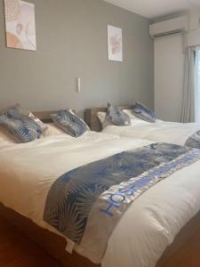 Postel nebo postele na pokoji v ubytování 星の宿大阪城