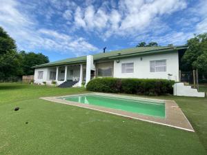 ミッドラントにあるFiet Starの庭にスイミングプールがある家
