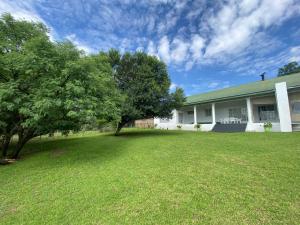 ミッドラントにあるFiet Starの庭木白家