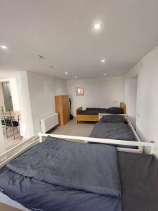 ein Schlafzimmer mit einem großen Bett in einem Zimmer in der Unterkunft Mobilierte Monteuerswohnungen mit 2 Betten Stuttgart, Böblingen, Reutlingen, Waldenbuch - HeimbachEG in Waldenbuch