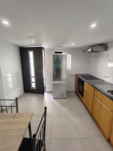 eine Küche mit einem Kühlschrank und einem Tisch darin in der Unterkunft Mobilierte Monteuerswohnungen mit 2 Betten Stuttgart, Böblingen, Reutlingen, Waldenbuch - HeimbachEG in Waldenbuch