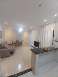 una sala de estar con un sofá y una mesa en Apartamento próximo avenida São Domingos, en Feira de Santana