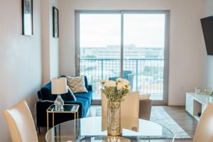 Et opholdsområde på High-Rise Apartment with Panoramic Skyline Views