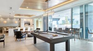 Et opholdsområde på High-Rise Apartment with Panoramic Skyline Views