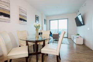 Et tv og/eller underholdning på High-Rise Apartment with Panoramic Skyline Views