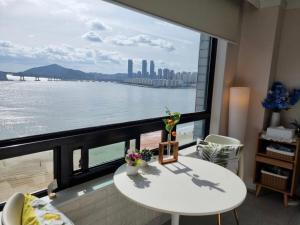a balcony with a table and a view of the water at 스타샤인 in Busan