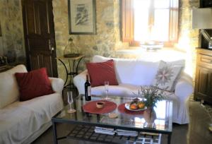 レオニディオにあるSteinhaus In Leonido Mit Parkplatzのリビングルーム(白いソファ2台、テーブル付) +31枚の写真