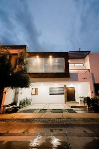 - un grand bâtiment blanc avec une grande fenêtre dans l'établissement Residencia privada en León, à Cañada