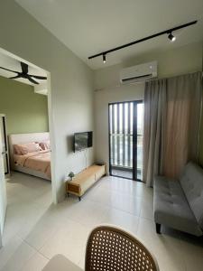 Un dormitorio con una cama, un televisor y un sofá. en Bright Cozy Home & Welcoming Stay WI-FI VIM3 at Manjalara, en Kuala Lumpur