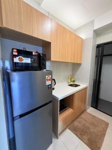 Una pequeña cocina con nevera y fregadero. en Bright Cozy Home & Welcoming Stay WI-FI VIM3 at Manjalara, en Kuala Lumpur 21 fotos más